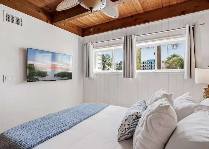 2br - Coastal Condo, Steps To Beach, Ocean Views *